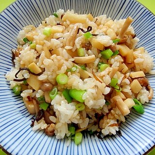 たけのことしめじ塩昆布のチャーハン